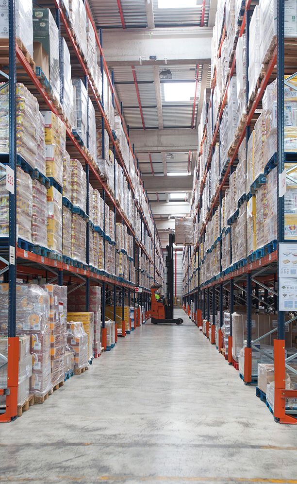 Un operador logístico multicliente consigue capacidad para 48_000 palets de volumen variable y agilizar el picking con estanterías de paletización convencional